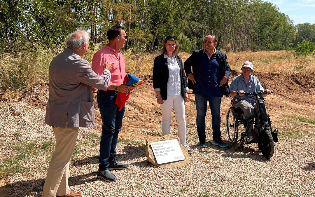 Representantes institucionales en la colocación de la primera piedra de la futura área recreativa de Oliete / A. O.