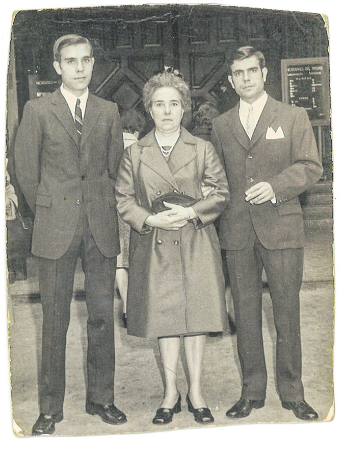Doñate junto a sus dos padres. Nació en Lumpiaque y de joven empezó su trayectoria en el Bajo Aragón Histórico. / Archivo familiar