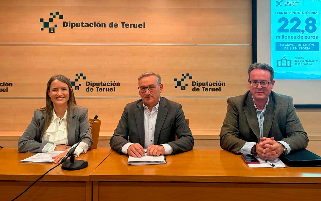 Joaquín Juste, presidente de la Diputación; José Luis Alvir, diputado delegado de Planes Provinciales; Yolanda Sevilla, diputada delegada de Hacienda; durante la presentación de esta mañana. / DPT