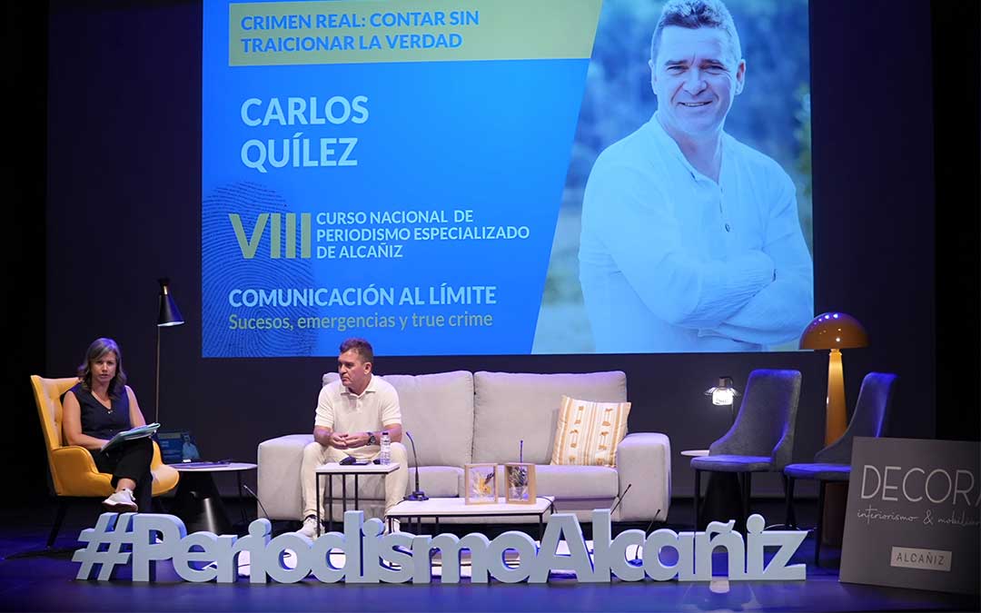 El periodista Carlos Quílez conversando junto a Eva Defior este viernes / Abdul Grau
