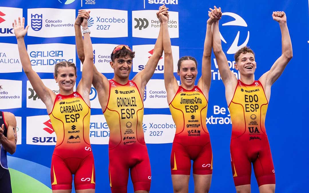 El jarquino Izan Edo celebrando el bronce junto a Ana Carballo, Pelayo González y Maite Jiménez-Orta / @izan_tri