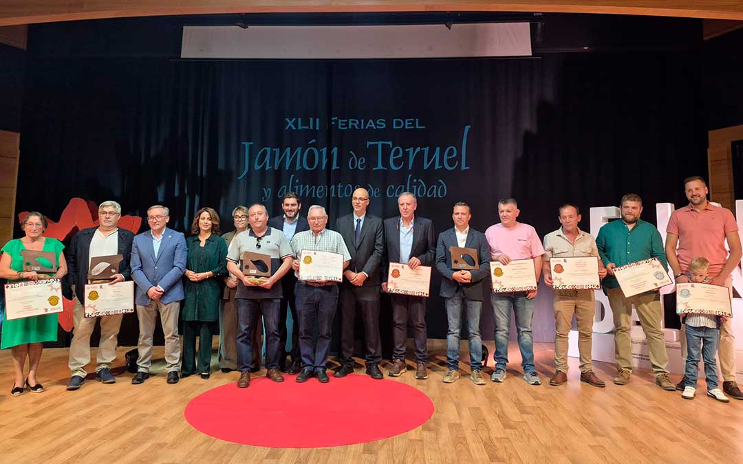 Foto de familia de premiados y representantes institucionales durante la entrega de premios / DGA