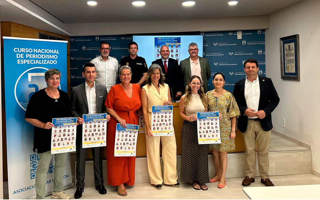 La presentación se ha celebrado este martes en el Colegio de Periodistas de Aragón. Abajo de Izda a dcha: Marta Garú (periodista de sucesos de Heraldo), Carlos Gracia (jefe de Zona Este de Caja Rural de Teruel), Isabel Poncela (presidenta del Colegio de Periodistas de Aragón), Eva Defior (directora del curso), Gema Romero (coordinadora del curso), Ana Gargallo (presidenta de la Fundación Antonio Gargallo) y Miguel Ángel Estevan (alcalde de Alcañiz). Arriba de izda a dcha: Michel Fernández (subdirector de comunicación del Gobierno de Aragón), Cristian Aventín (portavoz de Policía Nacional), Antonio Santa Isabel (presidente de Cámara de Comercio de Teruel) y José Miguel Celma (presidente de la Comarca del Bajo Aragón). /Paula Royo