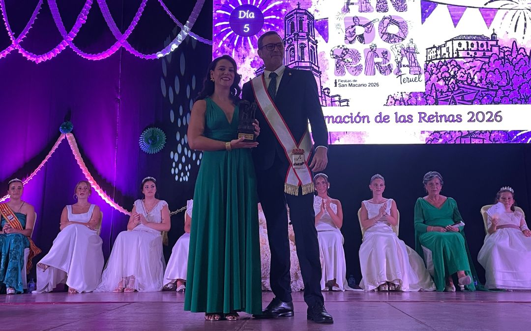 La pregonera, Yasmina Galve, con el alcalde, Rafa Guía./ S.F.