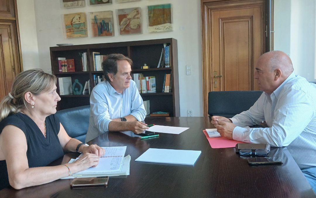 Laura Moreno, Roberto Bermúdez de Castro y Alfredo Zaldívar, durante la reunión en el departamento de Hacienda./ DGA