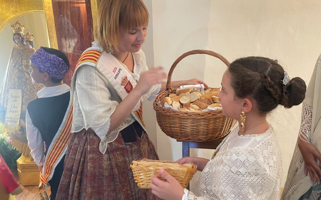 Dos Nonaspinas de Fiestas preparando el reparto del pan bendito./ S.F.