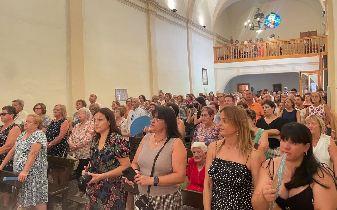 La ermita se ha llenado para la misa en honor a la Virgen./ S.F.