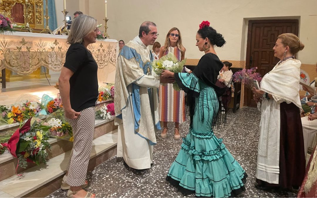 La ofrenda de flores ha sido uno de los momentos más esperados por los vecinos./ S.F.