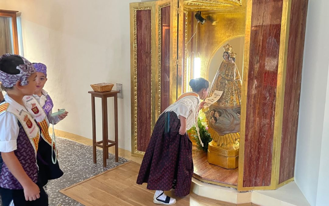 El acto liturgico ha terminado con la devoción a la Virgen./ S.F.