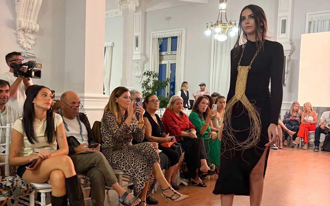 Modelo con colgante de la colección RiMa / Cedida