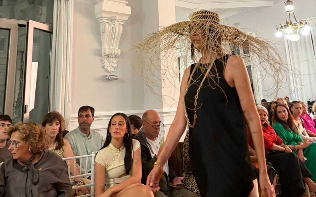 Una modelo luce una de las dos pamelas de la colección del Matarraña / Cedida