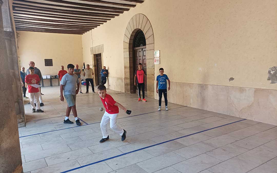 Jóvenes disfrutando de la pelota en el último encuentro en Mora de Rubielos / Cedida