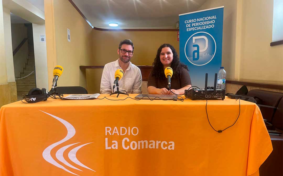 Sergi Caballero, coordinador de Crims, producida por la productora True Crime Factory, en el programa desde el Teatro Municipal./ La Comarca