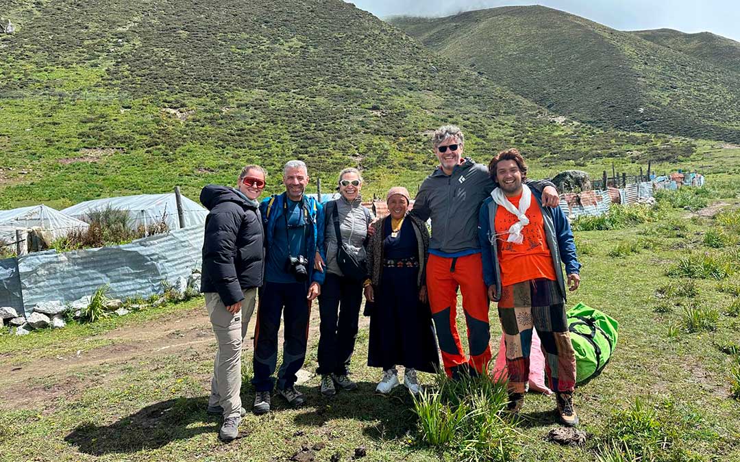 Parte del grupo que ha formado parte del viaje por Nepal, entre ellos Sofía y su padre Óscar./ CEDIDA