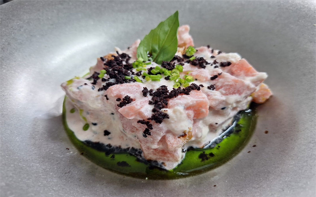 Tartar de sandía con stracciatella de burrata y oliva negra de Caspe./ Manuel Barrau