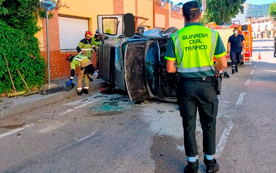 Imagen del accidente ocurrido esta mañana de domingo en Torrevelilla. / Guardia Civil
