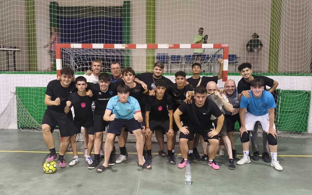 El conjunto senior del Urrea FS tras finalizar su partido de debut frente al Andorra FS / Cedida