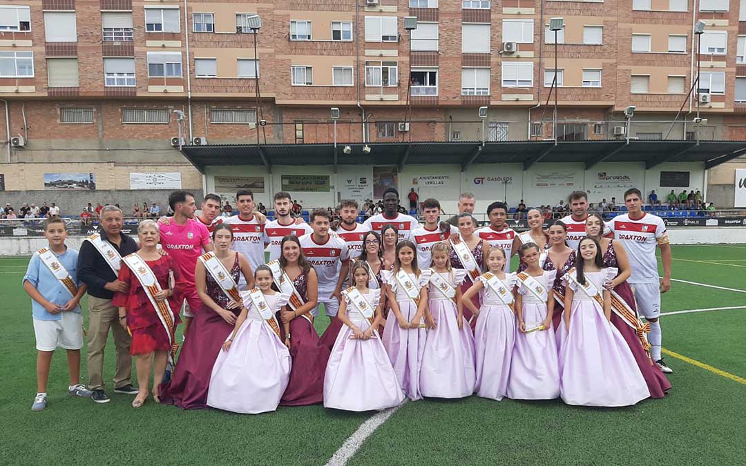 Las Majas de Utrillas 2026 junto a la plantilla del primer equipo / Cedida