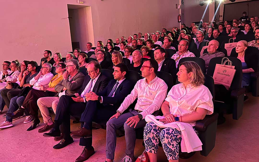 El Salón Don Diego de Valdealgorfa se llenó para la gala / C. O.