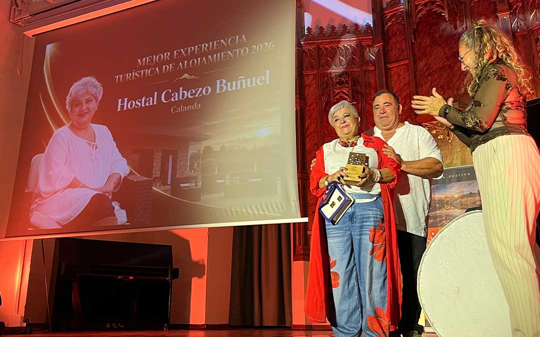 Nuria, notablemente emocionada, recibió el premio a Mejor Alojamiento / C.O.