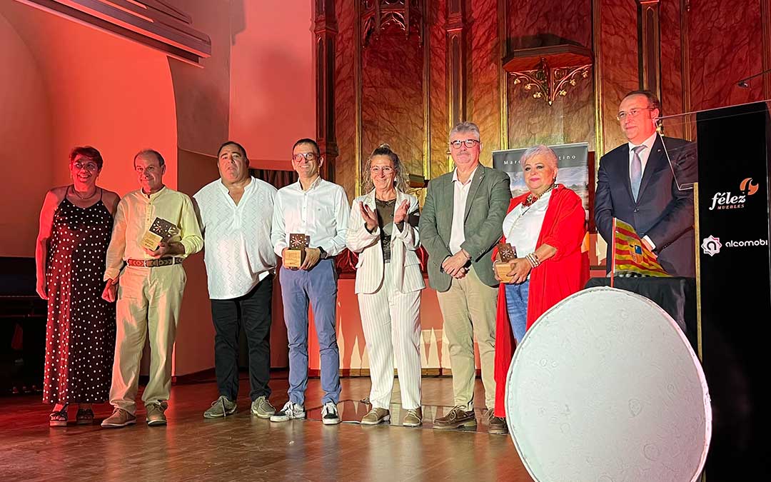 Foto de familia de premiados e instituciones, junto a La Luna y la bandera de Aragón / C. O.