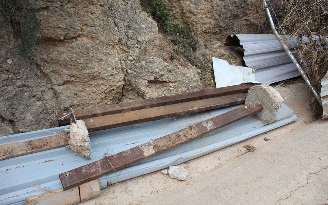 Vallas arrancadas del suelo por la riada del 23 de agosto. Se colocaron para impedir el paso durante las obras del ministerio. / B. Severino