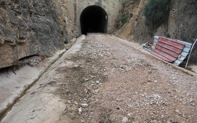 Valdealgorfa denuncia la dejadez del túnel del Equinoccio, cerrado por unas obras paralizadas: «Nadie nos dice nada y la situación es desastrosa»