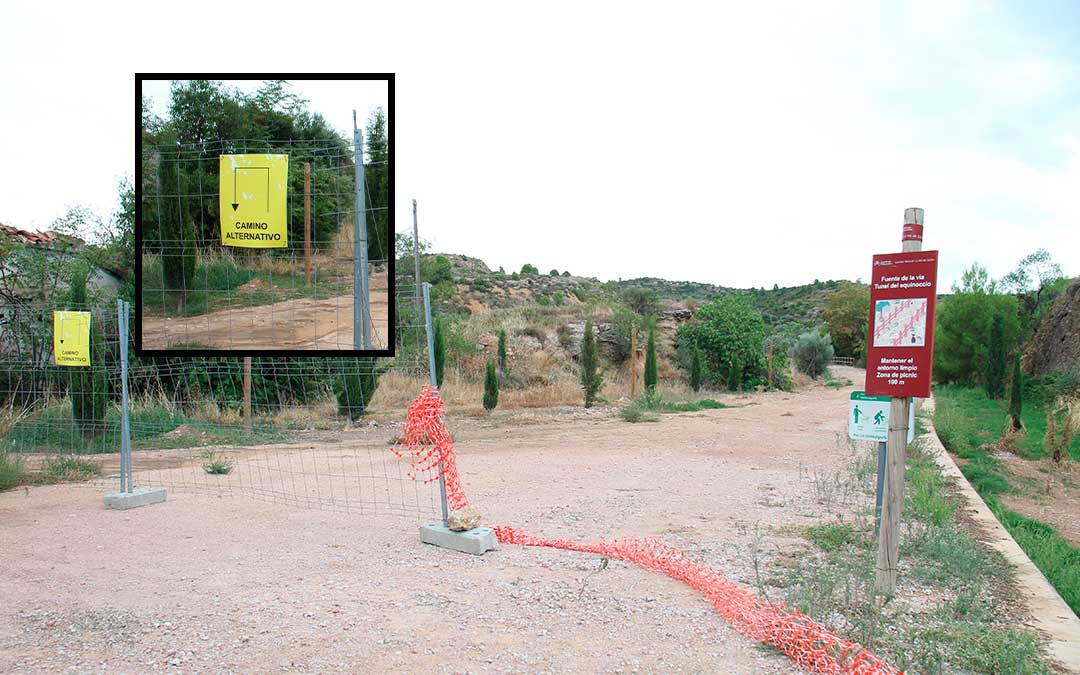 Un cartel en una valla en la entrada de la vía verde indica un camino alternativo. / B. Severino