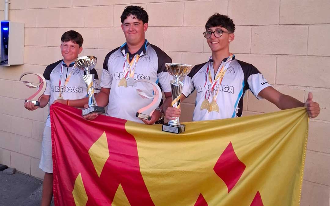 Eric, Daniel y Martí con la bandera aragonesa en Valencia / Cedida
