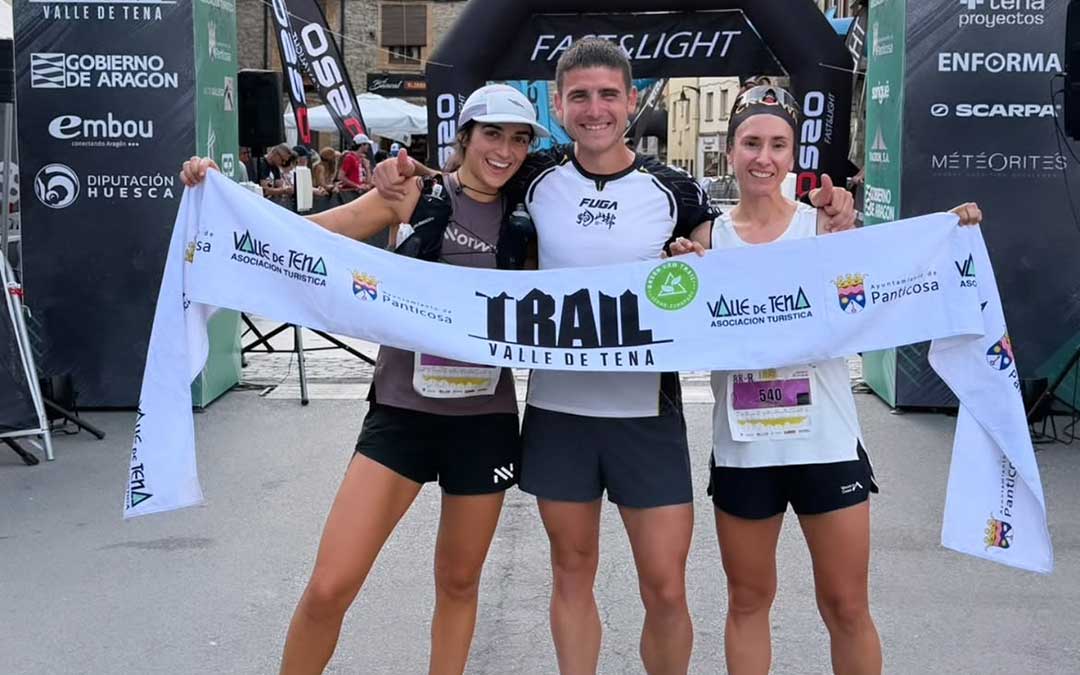 Irene, Germán y Alba tras finalizar primeros en relevos en el Trail de la Valle de Tena / @albaloras90