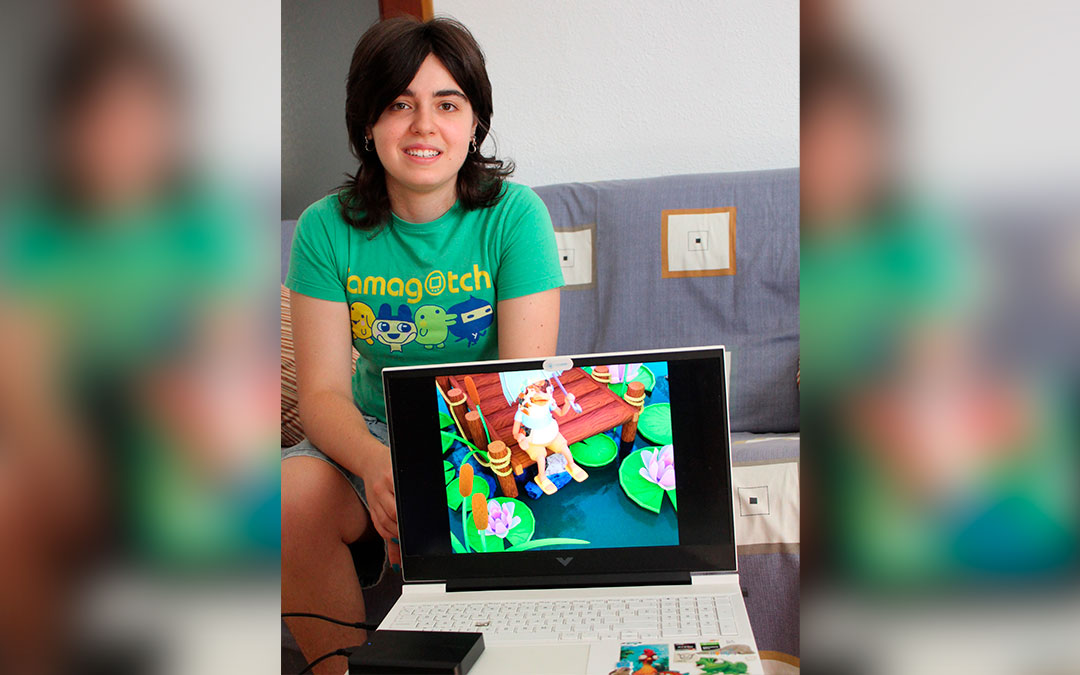 Ana Félez, en Valmuel con su ordenador lleno de creaciones y algunas de las fases por las que pasa un personaje desde el papel. / B. Severino