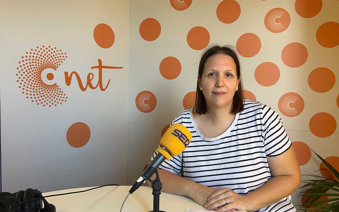 Yolanda Garcés, coordinadora y trabajadora social de AFEDABA Los Calatravos en los estudios de Radio La Comarca./ L.O