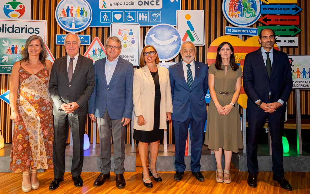 Galardonados con los Premios Solidarios Grupo Social ONCE Aragón 2026, entre ellos la directora del Grupo de Comunicación La COMARCA, Eva Defior. / ONCE