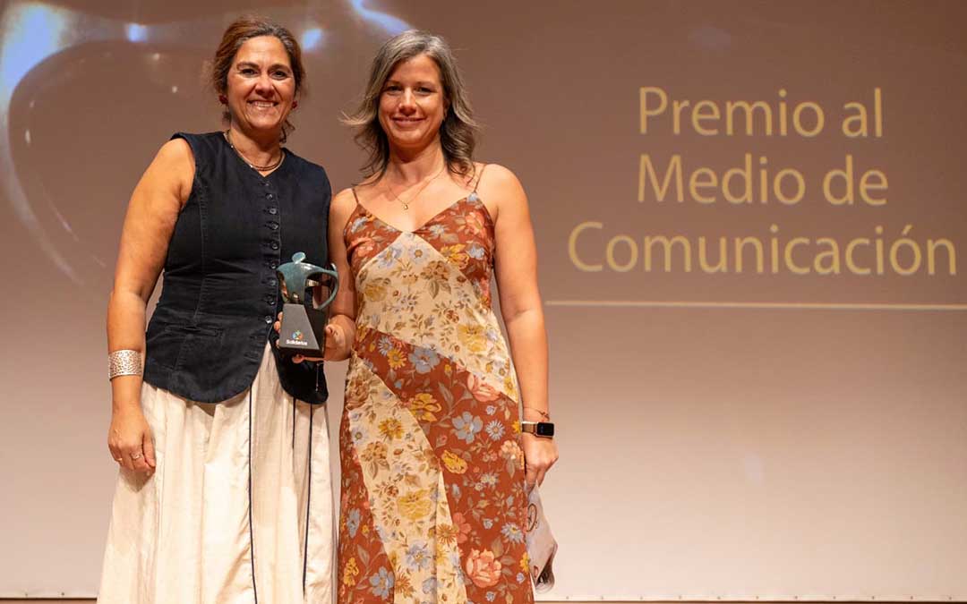 La directora del Grupo de Comunicación La COMARCA, Eva Defior, recogió el galardón / ONCE