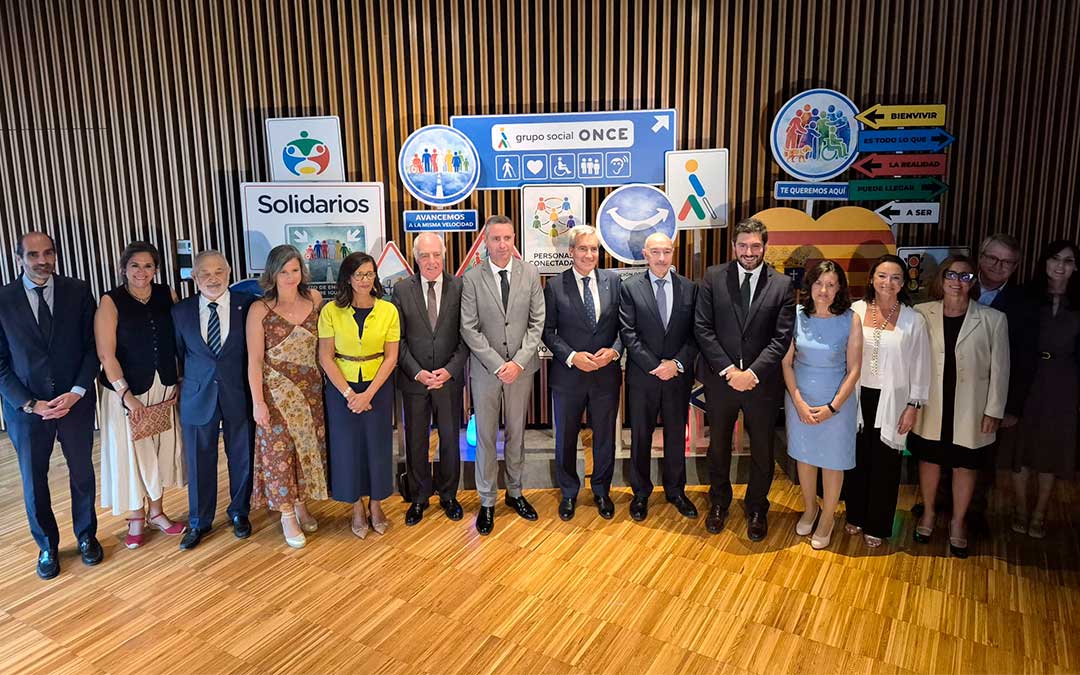 Representantes y premiados en la gala de la ONCE 2026, entre ellos, Eva Defior, directora del Grupo de Comunicación La COMARCA / DGA