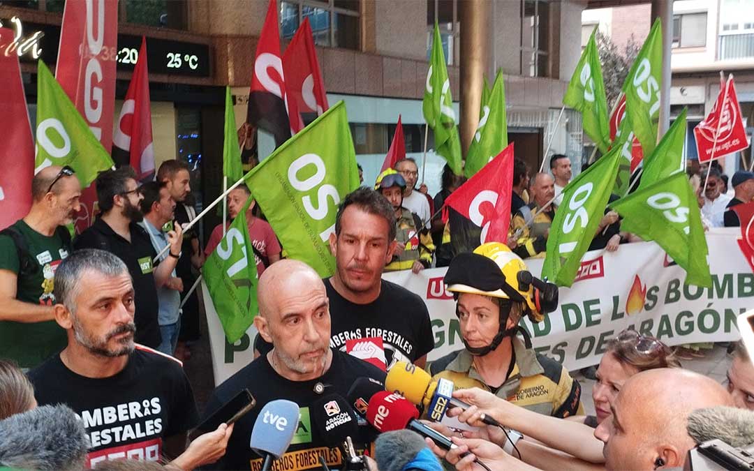 Concentración previa de los bomberos a la primera reunión en el SAMA. / Cedida