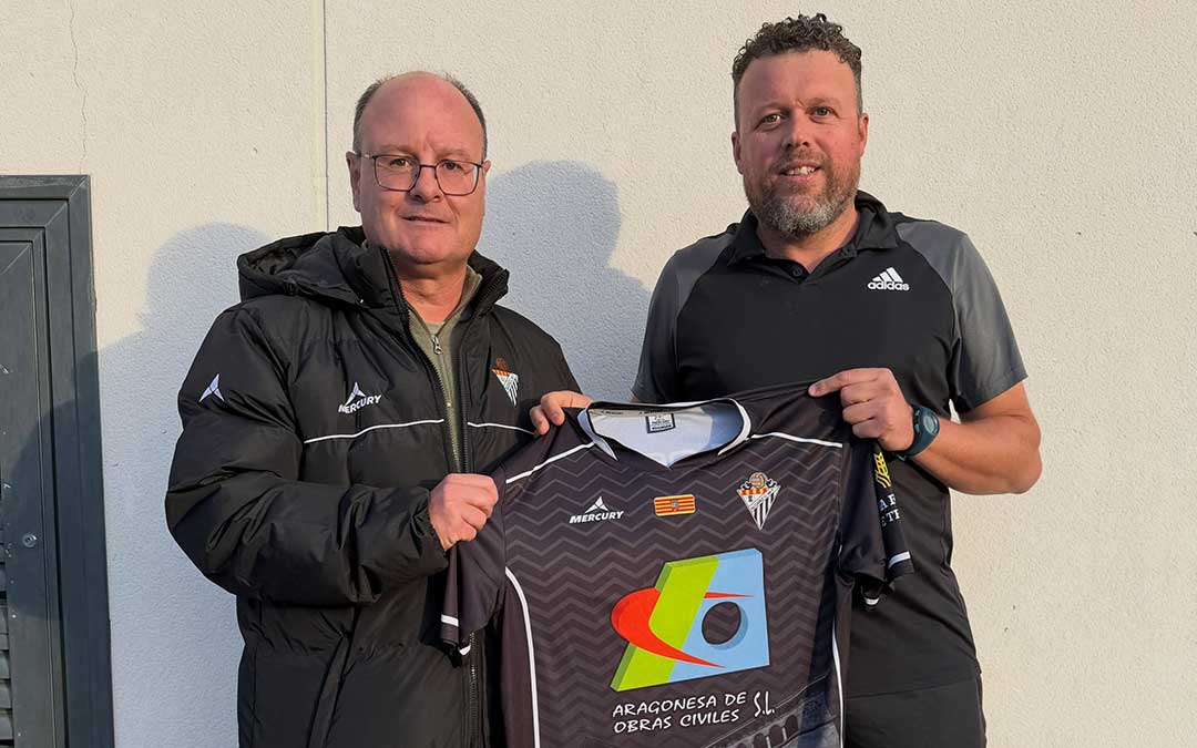 Antonio Navarro, presidente del club bajoaragonés, presentando a Sergio Pérez como nuevo entrenador / @alcanizclubfutbol