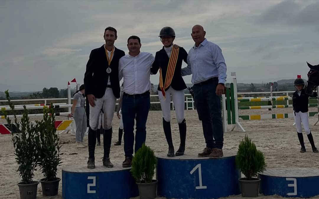 Belén Conde en el podio de Alcañiz tras proclamarse campeona / Federación Hípica Aragonesa
