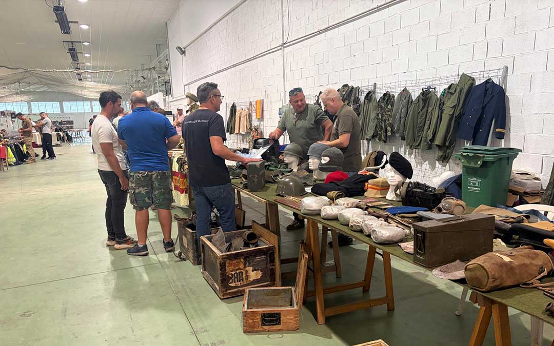 Una de las 60 mesas que expusieron en la feria Militaria / Jesús Burgos