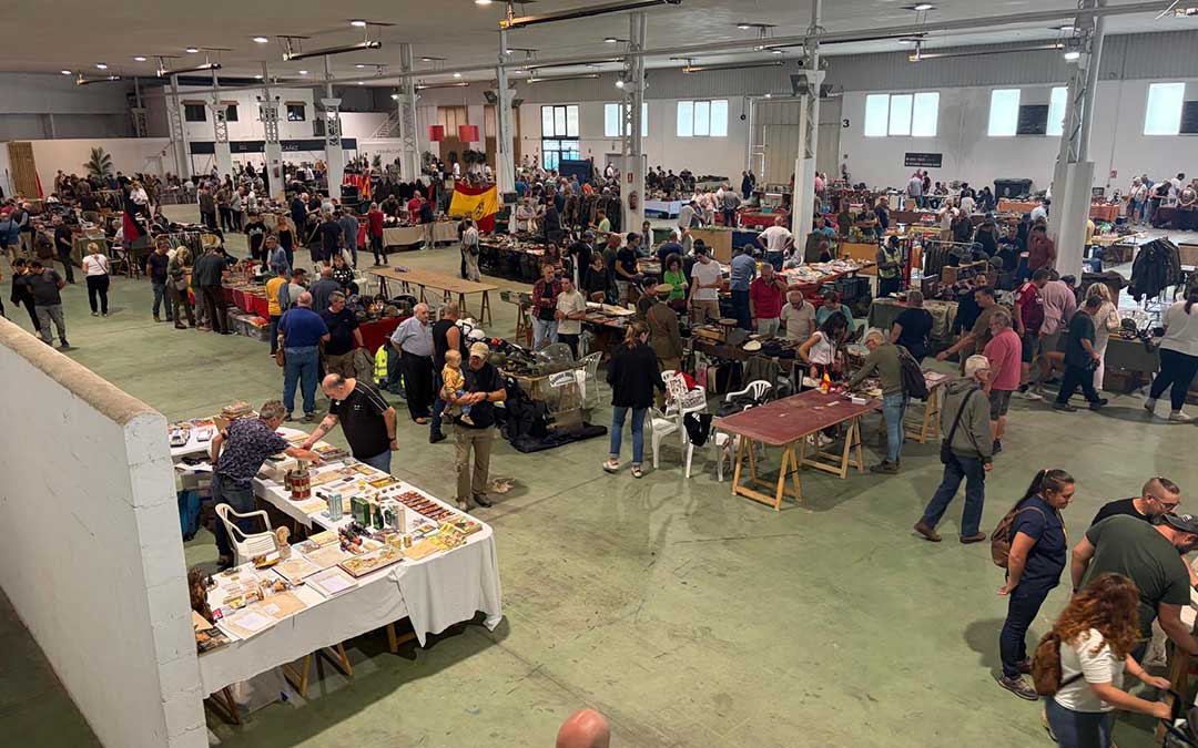 La feria Militaria recibió a visitantes desde primera hora del sábado / Jesús Burgos