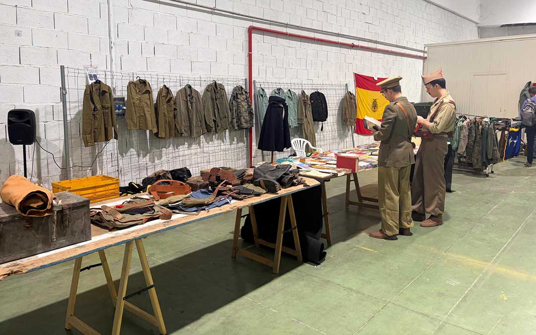Uno de los stand con indumentaria militar / Jesús Burgos