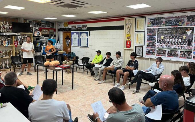 El Alcañiz C.F. forma a sus entrenadores y delegados en primeros auxilios