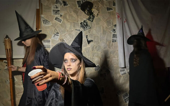 Gritos de terror y muchos caramelos en los pasajes del horror por Halloween
