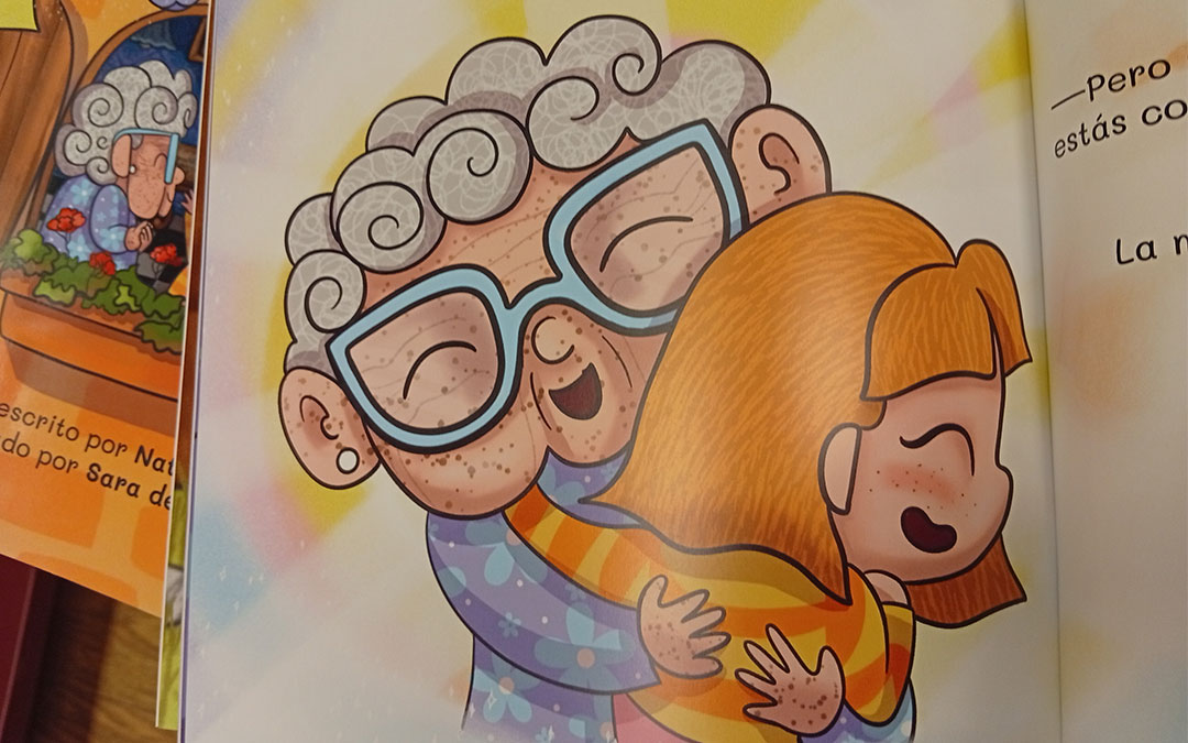 Presentación del cuento 'No te olvides de mi nombre' de la calandina Natalia Muñoz con ilustraciones de Sara del Arco. Una historia de una abuela y una nieta y el Alzheimer. Los beneficios de las ventas son para AFEDABA Los Calatravos. / B. Severino