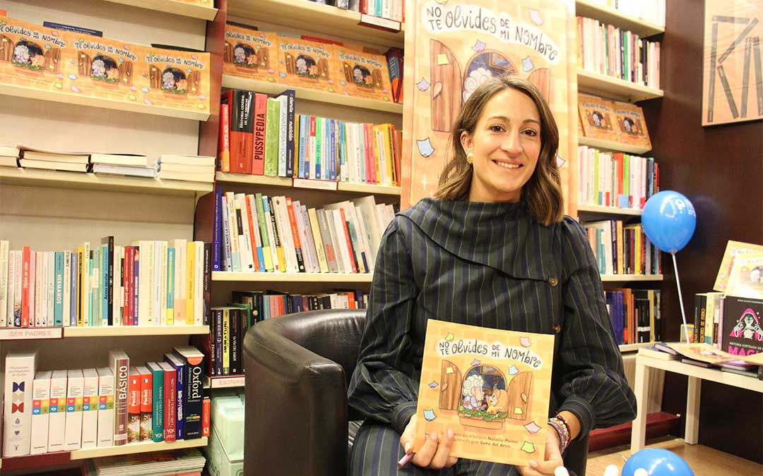 Presentación del cuento 'No te olvides de mi nombre' de la calandina Natalia Muñoz con ilustraciones de Sara del Arco. Una historia de una abuela y una nieta y el Alzheimer. Los beneficios de las ventas son para AFEDABA Los Calatravos. / B. Severino