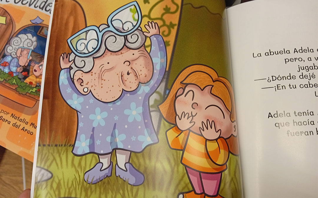 Presentación del cuento 'No te olvides de mi nombre' de la calandina Natalia Muñoz con ilustraciones de Sara del Arco. Una historia de una abuela y una nieta y el Alzheimer. Los beneficios de las ventas son para AFEDABA Los Calatravos. / B. Severino