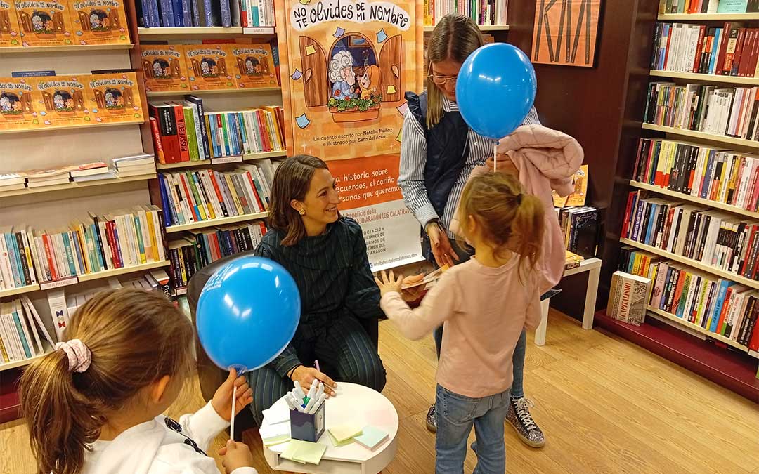 Presentación del cuento 'No te olvides de mi nombre' de la calandina Natalia Muñoz con ilustraciones de Sara del Arco. Una historia de una abuela y una nieta y el Alzheimer. Los beneficios de las ventas son para AFEDABA Los Calatravos. / B. Severino