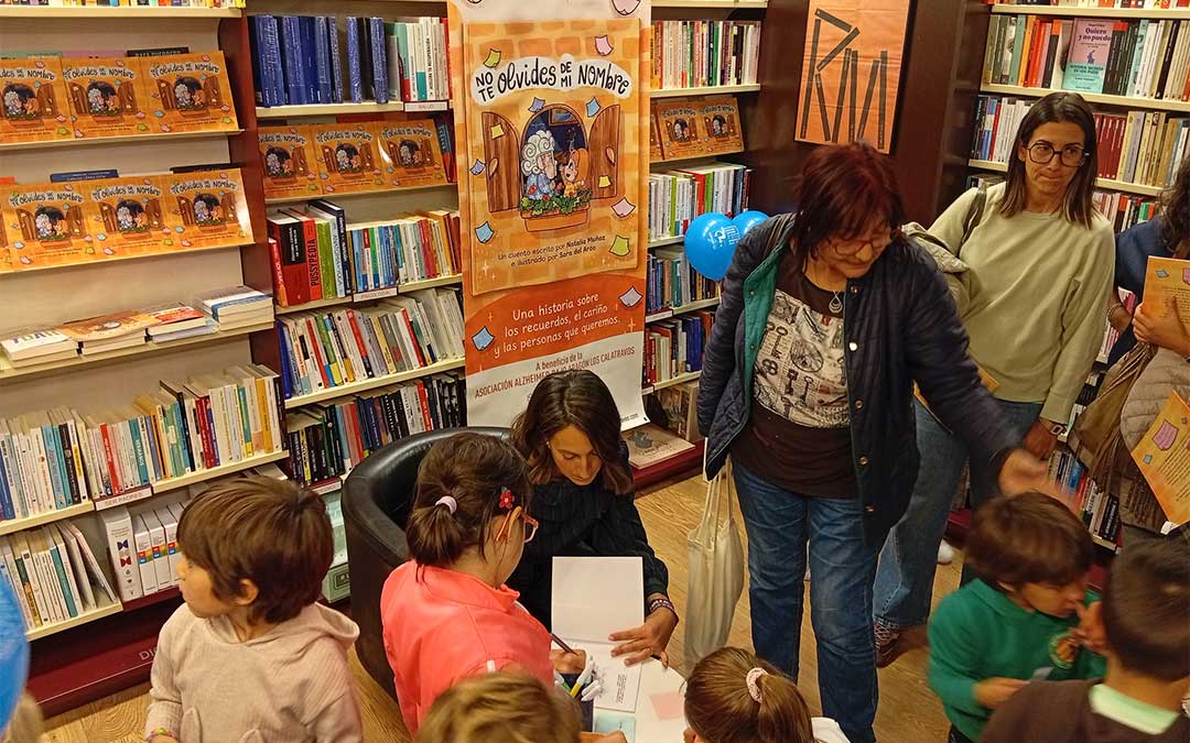 Presentación del cuento 'No te olvides de mi nombre' de la calandina Natalia Muñoz con ilustraciones de Sara del Arco. Una historia de una abuela y una nieta y el Alzheimer. Los beneficios de las ventas son para AFEDABA Los Calatravos. / B. Severino
