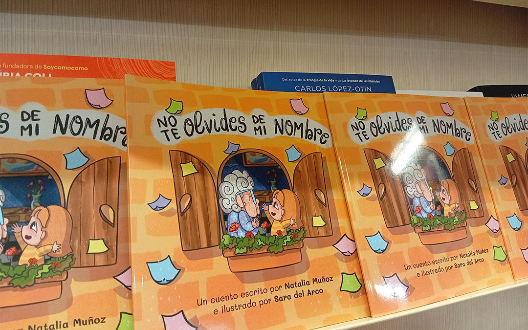 Presentación del cuento 'No te olvides de mi nombre' de la calandina Natalia Muñoz con ilustraciones de Sara del Arco. Una historia de una abuela y una nieta y el Alzheimer. Los beneficios de las ventas son para AFEDABA Los Calatravos. / B. Severino