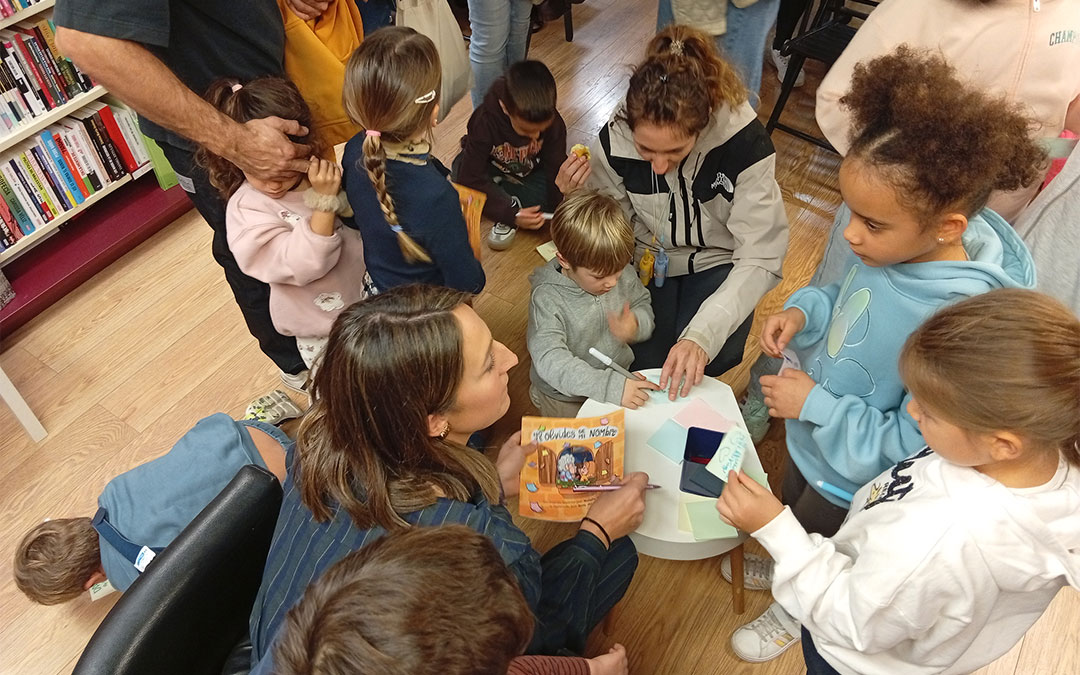 Presentación del cuento 'No te olvides de mi nombre' de la calandina Natalia Muñoz con ilustraciones de Sara del Arco. Una historia de una abuela y una nieta y el Alzheimer. Los beneficios de las ventas son para AFEDABA Los Calatravos. / B. Severino